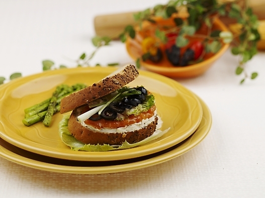 포토 JPG 스튜디오촬영 식물 그릇 접시 음식 빵 나뭇잎 서양음식 실내 샌드위치 사람없음 가로 초록색 아스파라거스 국내포토 식기 컬러 잎 채소 내부 파일형식