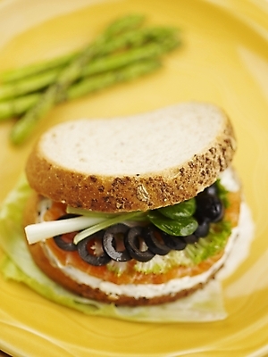 포토 JPG 스튜디오촬영 그릇 접시 음식 빵 서양음식 실내 샌드위치 근접촬영 사람없음 세로 초록색 아스파라거스 국내포토 식기 뷰포인트 컬러 채소 내부 파일형식