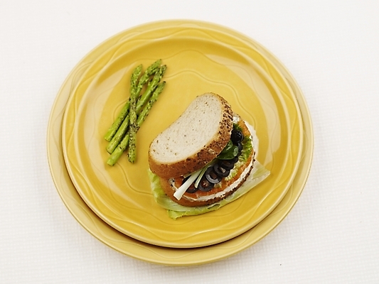 포토 JPG 스튜디오촬영 그릇 접시 음식 빵 서양음식 실내 샌드위치 누끼 사람없음 가로 초록색 아스파라거스 국내포토 식기 컬러 채소 내부 파일형식