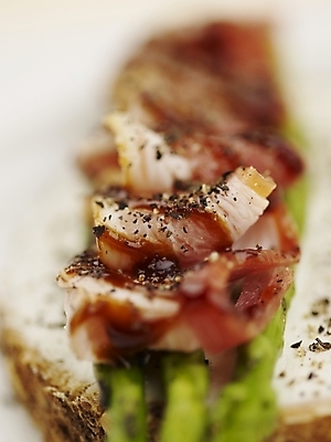 포토 JPG 스튜디오촬영 음식 빵 서양음식 실내 육류 근접촬영 사람없음 세로 초록색 아스파라거스 국내포토 뷰포인트 컬러 채소 식재료 내부 파일형식