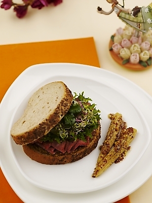 포토 JPG 스튜디오촬영 그릇 접시 음식 빵 서양음식 실내 샌드위치 사람없음 장식 세로 초록색 하이앵글 국내포토 식기 뷰포인트 컬러 내부 파일형식