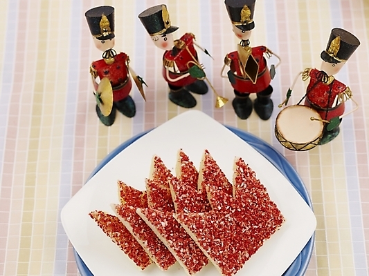 포토 JPG 스튜디오촬영 그릇 접시 음식 빵 디저트 실내 근접촬영 사람없음 장식 가로 빨간색 쿠키 과자 피규어 오브젝트 제빵 왕관모양 국내포토 모양 식기 뷰포인트 컬러 제과제빵 미니어처 파일형식