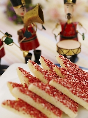 포토 JPG 스튜디오촬영 그릇 접시 음식 빵 디저트 실내 근접촬영 사람없음 장식 빨간색 세로 쿠키 과자 피규어 오브젝트 제빵 왕관모양 국내포토 모양 식기 뷰포인트 컬러 제과제빵 미니어처 파일형식