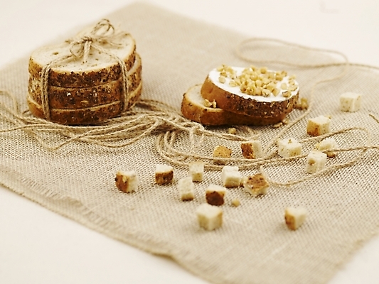 포토 JPG 스튜디오촬영 그릇 접시 음식 빵 디저트 실내 근접촬영 사람없음 가로 끈 실 바게트 생크림 땅콩 제빵 국내포토 식기 뷰포인트 내부 제과제빵 견과류 크림 파일형식