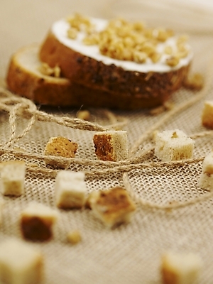 포토 JPG 스튜디오촬영 음식 빵 디저트 실내 근접촬영 사람없음 아웃포커스 세로 끈 실 바게트 생크림 땅콩 제빵 국내포토 뷰포인트 촬영기법 내부 제과제빵 견과류 크림 파일형식