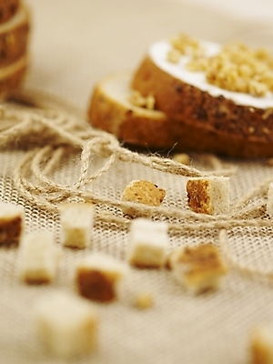 포토 JPG 스튜디오촬영 음식 빵 디저트 실내 근접촬영 사람없음 아웃포커스 세로 끈 실 바게트 생크림 땅콩 제빵 국내포토 뷰포인트 촬영기법 내부 제과제빵 견과류 크림 파일형식