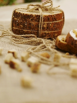 포토 JPG 스튜디오촬영 음식 빵 디저트 실내 근접촬영 사람없음 세로 끈 실 바게트 생크림 땅콩 제빵 국내포토 뷰포인트 내부 제과제빵 견과류 크림 파일형식