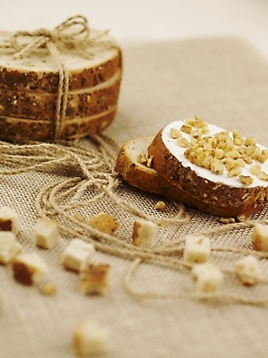 포토 JPG 스튜디오촬영 음식 빵 디저트 실내 근접촬영 사람없음 세로 끈 실 바게트 생크림 땅콩 제빵 국내포토 뷰포인트 내부 제과제빵 견과류 크림 파일형식