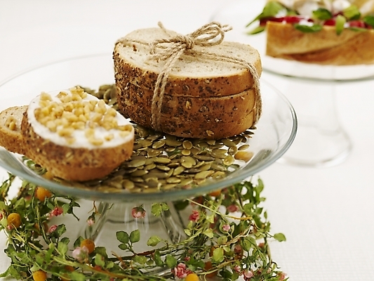 포토 JPG 스튜디오촬영 음식 빵 해바라기 디저트 실내 씨앗 근접촬영 사람없음 장식 가로 노란색 견과류 제빵 해바라기씨 국내포토 식물 꽃 뷰포인트 컬러 내부 제과제빵 파일형식