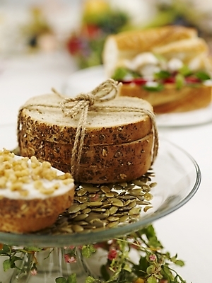 포토 JPG 스튜디오촬영 음식 빵 해바라기 디저트 실내 씨앗 근접촬영 사람없음 장식 세로 노란색 견과류 제빵 곡물빵 해바라기씨 국내포토 식물 꽃 뷰포인트 컬러 내부 제과제빵 파일형식