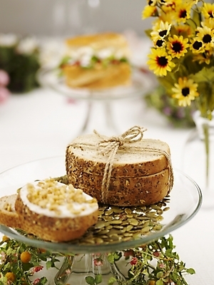 포토 JPG 스튜디오촬영 꽃 음식 빵 해바라기 디저트 실내 씨앗 근접촬영 사람없음 장식 세로 노란색 견과류 제빵 해바라기씨 국내포토 식물 뷰포인트 컬러 내부 제과제빵 파일형식