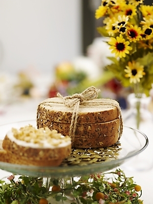 포토 JPG 스튜디오촬영 음식 빵 해바라기 디저트 실내 씨앗 근접촬영 사람없음 장식 세로 노란색 견과류 제빵 해바라기씨 국내포토 식물 꽃 뷰포인트 컬러 내부 제과제빵 파일형식