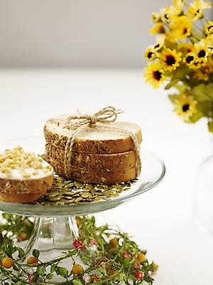 포토 JPG 스튜디오촬영 꽃 음식 빵 해바라기 디저트 실내 씨앗 근접촬영 사람없음 장식 세로 장미 노란색 견과류 제빵 해바라기씨 국내포토 식물 뷰포인트 컬러 내부 제과제빵 파일형식