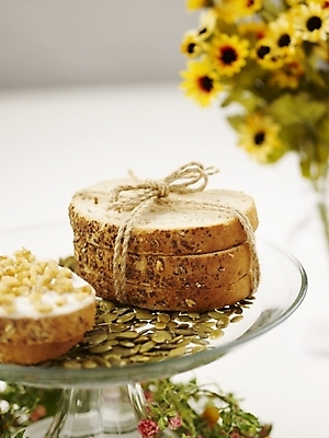 포토 JPG 스튜디오촬영 음식 빵 해바라기 디저트 실내 씨앗 근접촬영 사람없음 장식 세로 노란색 견과류 제빵 해바라기씨 국내포토 식물 꽃 뷰포인트 컬러 내부 제과제빵 파일형식