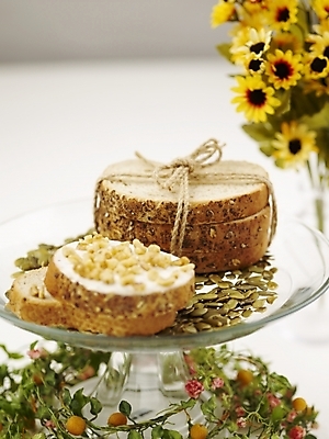 포토 JPG 스튜디오촬영 음식 빵 해바라기 디저트 실내 씨앗 근접촬영 사람없음 장식 세로 노란색 견과류 제빵 해바라기씨 국내포토 식물 꽃 뷰포인트 컬러 내부 제과제빵 파일형식