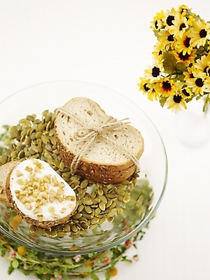 포토 JPG 스튜디오촬영 음식 빵 해바라기 디저트 실내 씨앗 사람없음 장식 세로 하이앵글 노란색 견과류 제빵 해바라기씨 국내포토 식물 꽃 뷰포인트 컬러 내부 제과제빵 파일형식