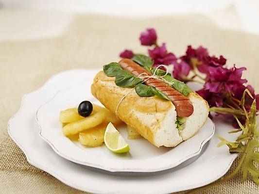 포토 JPG 스튜디오촬영 그릇 접시 꽃 음식 실내 샌드위치 근접촬영 사람없음 장식 가로 초록색 보라색 소시지 국내포토 식물 식기 뷰포인트 컬러 내부 가공식품 파일형식