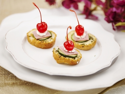 포토 JPG 스튜디오촬영 그릇 접시 꽃 음식 빵 서양음식 실내 근접촬영 사람없음 장식 가로 빨간색 장미 체리 계획표 카나페 이쑤시개장식 국내포토 식물 식기 뷰포인트 컬러 과일 내부 계획 이쑤시개 파일형식