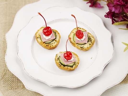 포토 JPG 스튜디오촬영 그릇 접시 꽃 음식 빵 서양음식 실내 근접촬영 사람없음 장식 가로 빨간색 체리 계획표 카나페 이쑤시개장식 국내포토 식물 식기 뷰포인트 컬러 과일 내부 계획 이쑤시개 파일형식