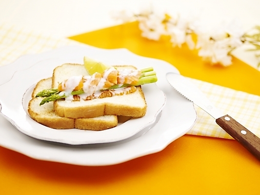 포토 JPG 스튜디오촬영 그릇 접시 꽃 음식 빵 디저트 실내 사람없음 가로 식탁보 나이프 칼 식빵 아스파라거스 제빵 연어 국내포토 식물 식기 채소 어류 내부 제과제빵 파일형식