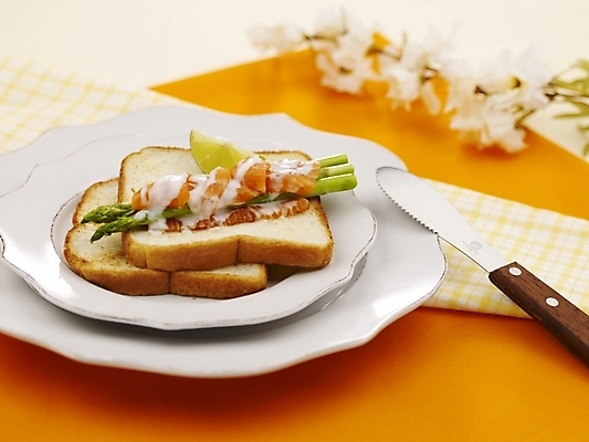 포토 JPG 스튜디오촬영 그릇 접시 꽃 음식 빵 디저트 실내 사람없음 장식 가로 식탁보 나이프 칼 식빵 아스파라거스 제빵 연어 국내포토 식물 식기 채소 어류 제과제빵 파일형식