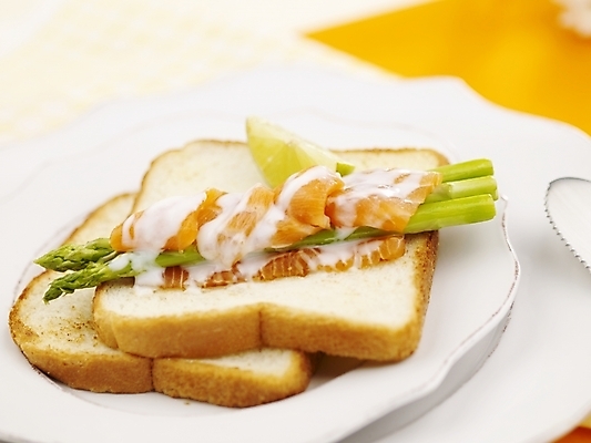 포토 JPG 스튜디오촬영 그릇 접시 음식 빵 디저트 실내 근접촬영 사람없음 가로 식탁보 식빵 아스파라거스 제빵 연어 국내포토 식기 뷰포인트 채소 어류 내부 제과제빵 파일형식