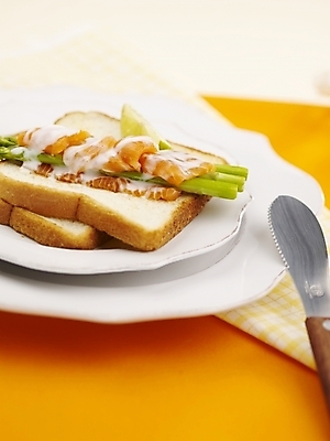 포토 JPG 스튜디오촬영 그릇 접시 음식 빵 디저트 실내 근접촬영 사람없음 세로 식탁보 나이프 칼 식빵 아스파라거스 제빵 연어 국내포토 식기 뷰포인트 채소 어류 내부 제과제빵 파일형식