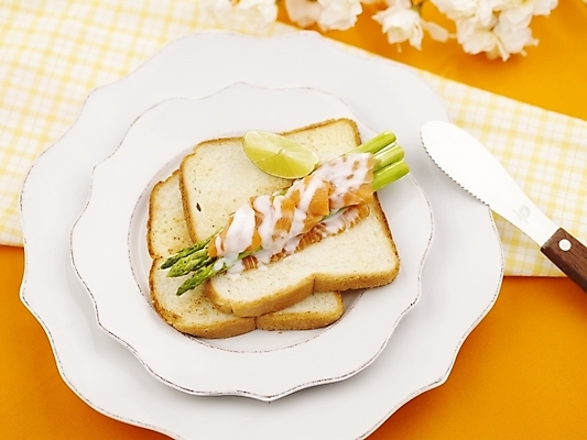 포토 JPG 스튜디오촬영 그릇 접시 꽃 음식 빵 디저트 실내 사람없음 장식 가로 식탁보 나이프 칼 식빵 아스파라거스 제빵 연어 국내포토 식물 식기 채소 어류 제과제빵 파일형식