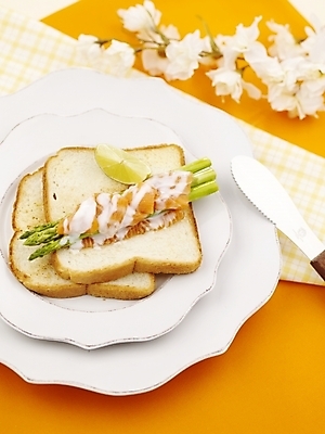 포토 JPG 스튜디오촬영 그릇 접시 음식 빵 디저트 실내 사람없음 세로 식탁보 식빵 아스파라거스 제빵 연어 국내포토 식기 채소 어류 내부 제과제빵 파일형식