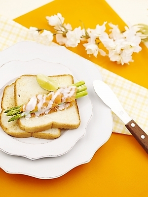 포토 JPG 스튜디오촬영 그릇 접시 꽃 음식 빵 디저트 실내 사람없음 세로 식탁보 나이프 칼 식빵 아스파라거스 제빵 연어 국내포토 식물 식기 채소 어류 내부 제과제빵 파일형식