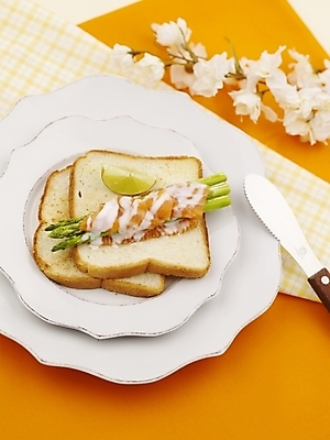 포토 JPG 스튜디오촬영 그릇 접시 음식 빵 디저트 실내 사람없음 세로 식탁보 나이프 칼 식빵 아스파라거스 제빵 연어 국내포토 식기 채소 어류 내부 제과제빵 파일형식