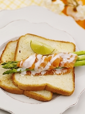 포토 JPG 스튜디오촬영 그릇 접시 음식 빵 디저트 실내 근접촬영 사람없음 세로 식탁보 식빵 아스파라거스 제빵 연어 국내포토 식기 뷰포인트 채소 어류 내부 제과제빵 파일형식