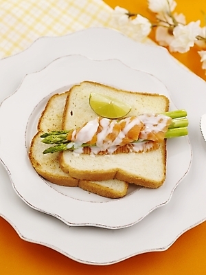 포토 JPG 스튜디오촬영 그릇 접시 음식 빵 디저트 실내 근접촬영 사람없음 세로 식탁보 식빵 아스파라거스 제빵 연어 국내포토 식기 뷰포인트 채소 어류 내부 제과제빵 파일형식