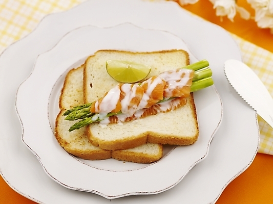 포토 JPG 스튜디오촬영 그릇 접시 음식 빵 디저트 실내 사람없음 가로 식탁보 나이프 칼 식빵 아스파라거스 제빵 연어 국내포토 식기 채소 어류 내부 제과제빵 파일형식