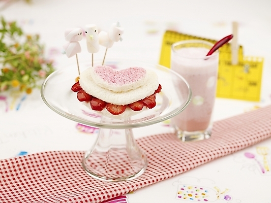 포토 JPG 스튜디오촬영 그릇 접시 음료 음식 빵 분홍색 딸기 디저트 실내 사람없음 장식 가로 빨간색 노란색 케이크 달력 흰색 하트 제빵 딸기케이크 이쑤시개장식 국내포토 모양 식기 컬러 과일 내부 제과제빵 이쑤시개 파일형식