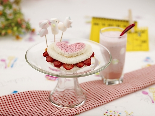 포토 JPG 스튜디오촬영 그릇 접시 음료 음식 빵 분홍색 딸기 디저트 실내 사람없음 장식 가로 빨간색 노란색 케이크 달력 흰색 하트 제빵 딸기케이크 이쑤시개장식 국내포토 모양 식기 컬러 과일 내부 제과제빵 이쑤시개 파일형식