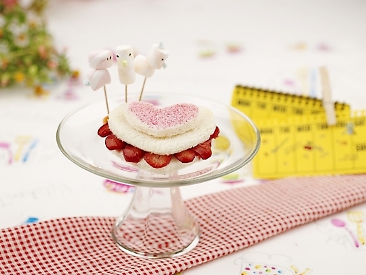 포토 JPG 스튜디오촬영 그릇 접시 음식 빵 분홍색 딸기 디저트 실내 사람없음 장식 가로 빨간색 노란색 케이크 달력 흰색 하트 계획표 제빵 딸기케이크 이쑤시개장식 국내포토 모양 식기 컬러 과일 내부 제과제빵 계획 이쑤시개 파일형식