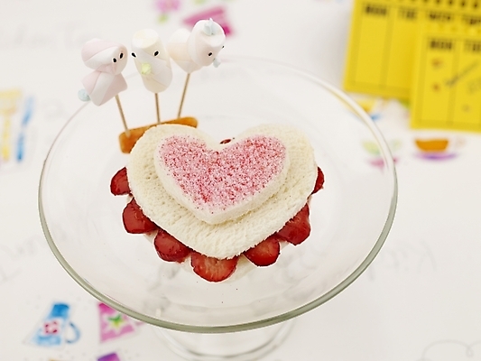 포토 JPG 스튜디오촬영 그릇 접시 음식 빵 분홍색 딸기 디저트 실내 누끼 근접촬영 사람없음 장식 가로 빨간색 하이앵글 노란색 케이크 달력 흰색 하트 계획표 제빵 딸기케이크 이쑤시개장식 국내포토 모양 식기 뷰포인트 컬러 과일 내부 제과제빵 계획 이쑤시개 파일형식