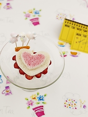 포토 JPG 스튜디오촬영 그릇 접시 음식 빵 분홍색 딸기 디저트 실내 사람없음 장식 빨간색 세로 하이앵글 노란색 케이크 달력 흰색 하트 계획표 제빵 딸기케이크 이쑤시개장식 국내포토 모양 식기 뷰포인트 컬러 과일 내부 제과제빵 계획 이쑤시개 파일형식