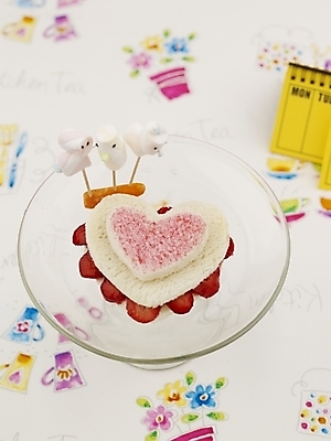 포토 JPG 스튜디오촬영 그릇 접시 음식 빵 분홍색 딸기 디저트 실내 사람없음 장식 빨간색 세로 하이앵글 노란색 케이크 달력 흰색 하트 계획표 제빵 딸기케이크 이쑤시개장식 국내포토 모양 식기 뷰포인트 컬러 과일 내부 제과제빵 계획 이쑤시개 파일형식