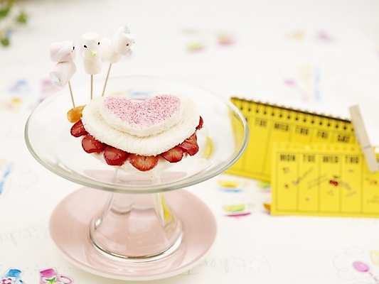 포토 JPG 스튜디오촬영 그릇 접시 음식 빵 분홍색 딸기 디저트 실내 사람없음 가로 빨간색 노란색 케이크 달력 흰색 하트 제빵 딸기케이크 국내포토 모양 식기 컬러 과일 내부 제과제빵 파일형식