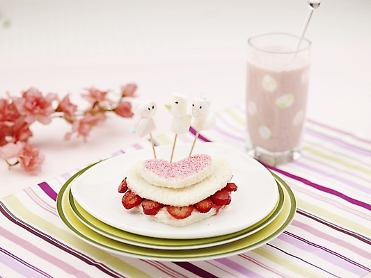 포토 JPG 스튜디오촬영 그릇 접시 음료 음식 빵 분홍색 딸기 디저트 실내 사람없음 장식 가로 빨간색 케이크 흰색 하트 제빵 딸기케이크 이쑤시개장식 국내포토 모양 식기 컬러 과일 내부 제과제빵 이쑤시개 파일형식