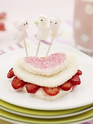 포토 JPG 스튜디오촬영 그릇 접시 음료 음식 빵 분홍색 딸기 디저트 실내 사람없음 장식 빨간색 세로 케이크 흰색 하트 제빵 딸기케이크 이쑤시개장식 국내포토 모양 식기 컬러 과일 내부 제과제빵 이쑤시개 파일형식