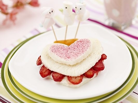 포토 JPG 스튜디오촬영 그릇 접시 음료 음식 빵 분홍색 딸기 디저트 실내 사람없음 장식 가로 빨간색 케이크 흰색 하트 제빵 딸기케이크 이쑤시개장식 국내포토 모양 식기 컬러 과일 내부 제과제빵 이쑤시개 파일형식