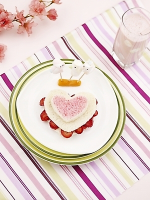 포토 JPG 스튜디오촬영 그릇 접시 꽃 음료 음식 빵 분홍색 딸기 디저트 실내 누끼 사람없음 장식 빨간색 세로 하이앵글 케이크 흰색 하트 제빵 딸기케이크 이쑤시개장식 국내포토 모양 식물 식기 뷰포인트 컬러 과일 내부 제과제빵 이쑤시개 파일형식