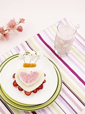 포토 JPG 스튜디오촬영 그릇 접시 꽃 음료 음식 빵 분홍색 딸기 디저트 실내 사람없음 장식 빨간색 세로 하이앵글 케이크 흰색 하트 제빵 딸기케이크 이쑤시개장식 국내포토 모양 식물 식기 뷰포인트 컬러 과일 내부 제과제빵 이쑤시개 파일형식