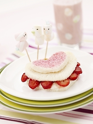 포토 JPG 스튜디오촬영 그릇 접시 음료 음식 빵 분홍색 딸기 디저트 실내 근접촬영 사람없음 장식 빨간색 세로 케이크 흰색 하트 제빵 딸기케이크 이쑤시개장식 국내포토 모양 식기 뷰포인트 컬러 과일 내부 제과제빵 이쑤시개 파일형식
