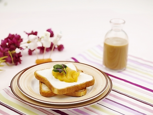 포토 JPG 스튜디오촬영 그릇 접시 꽃 음료 음식 빵 유리병 디저트 실내 사람없음 장식 가로 보라색 우유 식탁보 흰색 우유병 식빵 제빵 토스트 두유 국내포토 식물 식기 컬러 병_용기 유제품 내부 제과제빵 파일형식