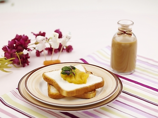포토 JPG 스튜디오촬영 그릇 접시 꽃 음료 음식 빵 유리병 디저트 실내 사람없음 장식 가로 노란색 보라색 우유 식탁보 흰색 우유병 식빵 제빵 토스트 두유 국내포토 식물 식기 컬러 병_용기 유제품 내부 제과제빵 파일형식