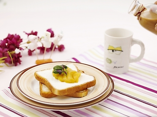 포토 JPG 스튜디오촬영 그릇 접시 꽃 음료 음식 빵 유리병 디저트 실내 사람없음 장식 컵 가로 노란색 보라색 우유 머그컵 식탁보 흰색 붓기 우유병 식빵 제빵 토스트 두유 국내포토 식물 식기 컬러 모션 병_용기 유제품 내부 제과제빵 파일형식